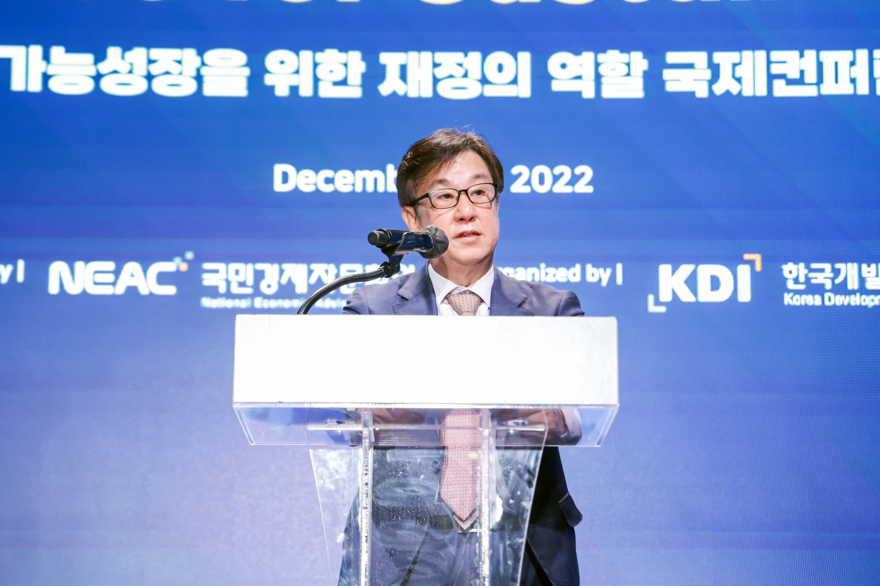 조동철 한국개발연구원(KDI)장이 6일 서울 페어몬트 호텔에서 열린 국제컨퍼런스에서 환영사를 하고 있다. 이날 컨퍼런스는 국민경제자문회의가 주최하고 KDI가 주관해 ‘지속가능성장을 위한 재정의 역할’이라는 주제로 진행됐다.[KDI 제공]