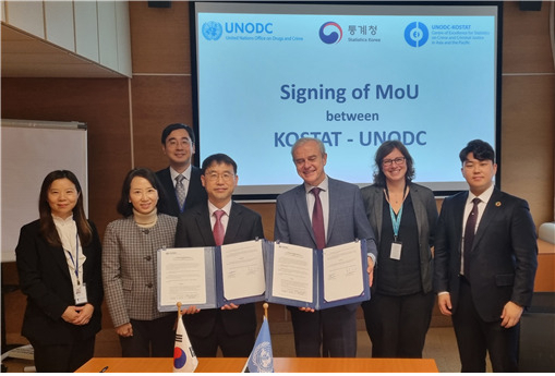 통계청과 유엔마약범죄사무소(UNOODC)는 5일(현지시간) 오스트리아 빈에서 범죄통계 협력 2단계 사업 MOU를 체결했다. 최연옥 통계청 차장(왼쪽에서 네 번째 )을 비롯한 업무 협정 체결식 참석자들이 기념촬영을 하고 있다.[통계청 제공]