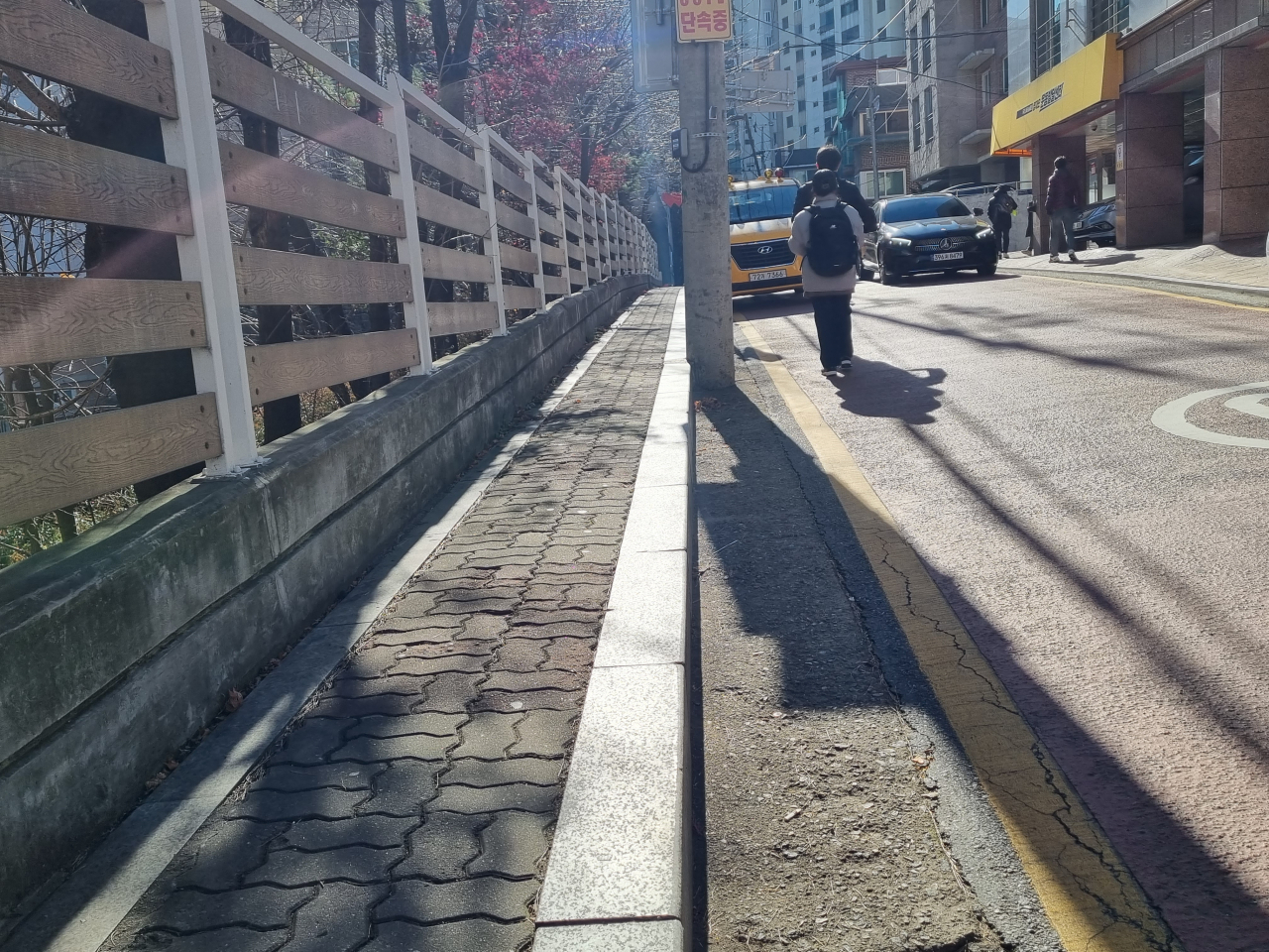 지난 5일 서울 강남구 언북초등학교 후문 쪽 어린이보호구역(스쿨존) 도로. 양방향도로지만 넓이가 2m 정도에 불과했다. 도로 옆 인도는 1m가 채 되지 않을 정도로 비좁고 펜스가 설치돼 있지 않았다. 김영철 기자