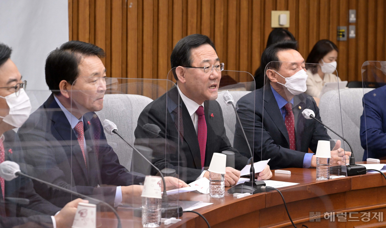 주호영 국민의힘 원내대표가 6일 오전 서울 여의도 국회에서 열린 원내대책회의에 참석하고 있다. 이상섭 기자