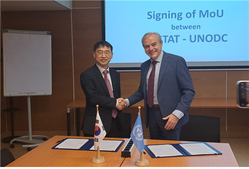 통계청-유엔마약범죄사무소(UNOODC) 범죄통계 협력 2단계 사업 MOU 체결(왼쪽 최연옥 통계청 차장)