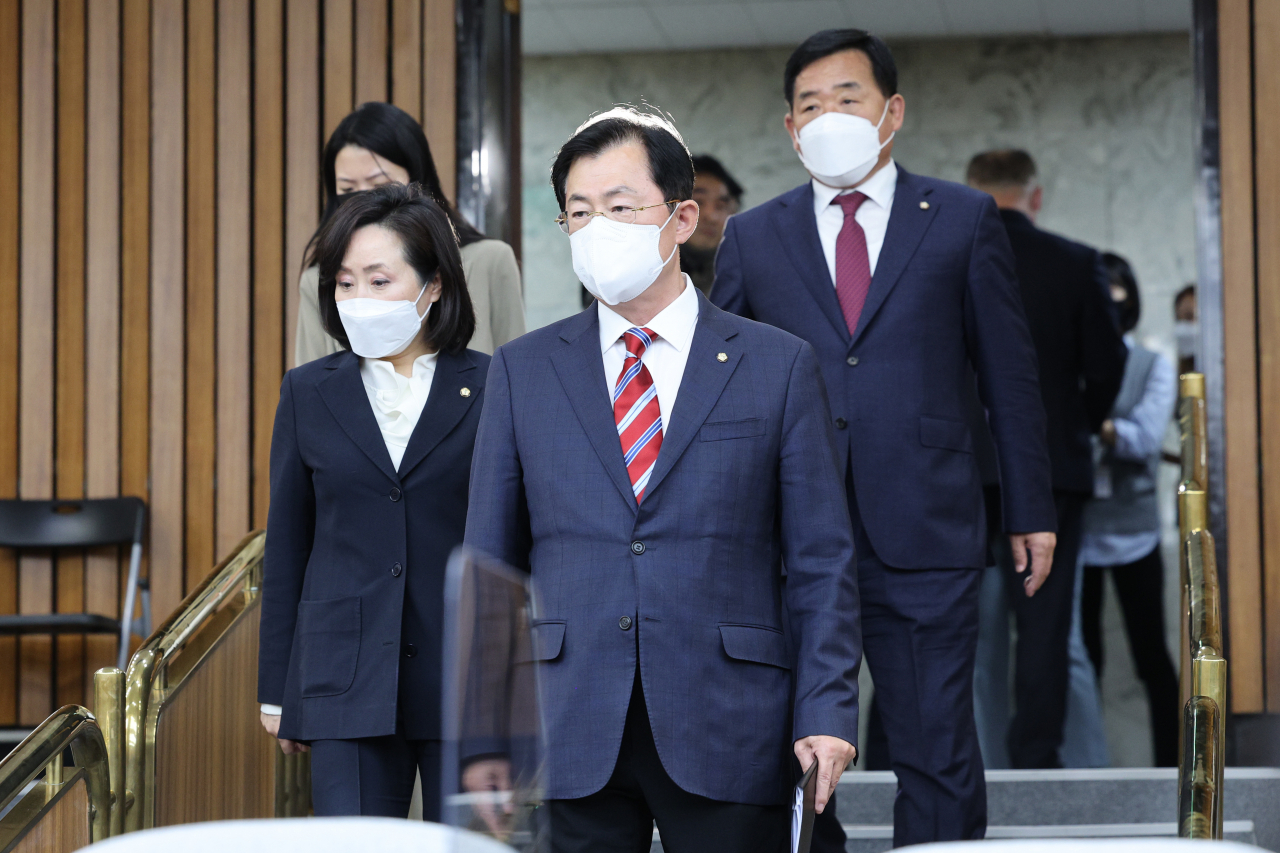 '이태원 참사'의 진상규명과 재발방지를 위한 국회의 국정조사 특별위원회 간사로 임명된 이만희 국민의힘 의원이 24일 오후 서울 여의도 국회에서 열린 국정조사특위 첫 회의에 참석하고 있다. [연합]
