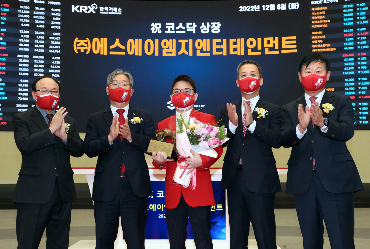한국거래소 코스닥시장본부는 6일 서울사옥 홍보관에서 3D 애니메이션 제작 및 완구 제조 유통 사업을 영위하는에스에이엠지엔터테인먼트의 코스닥시장 상장 기념식을 개최했다. 왼쪽부터 강왕락 코스닥협회 부회장, 홍순욱 한국거래소 코스닥시장본부장, 김수훈 에스에이엠지엔터테인먼트 대표이사, 윤병운 NH투자증권 IB총괄대표, 라성채 한국IR협의회 부회장. [한국거래소 제공]