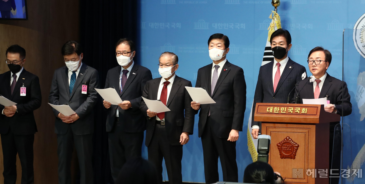 이동근 한국경영자총협회 부회장이 6일 오전 서울 여의도 국회 소통관에서 '노동조합 및 노동관계조정법 개정안’ 관련 반대 기자회견을 하고 있다. 이호준(왼쪽부터) 한국중견기업연합회 상근부회장, 정만기 한국무역협회 부회장, 정윤모 중소기업중앙회 부회장, 권태신 전국경제인연합회 부회장, 우태희 대한상공회의소 부회장, 이주환 국민의힘 의원, 이동근 경총 부회장. [이상섭 기자]