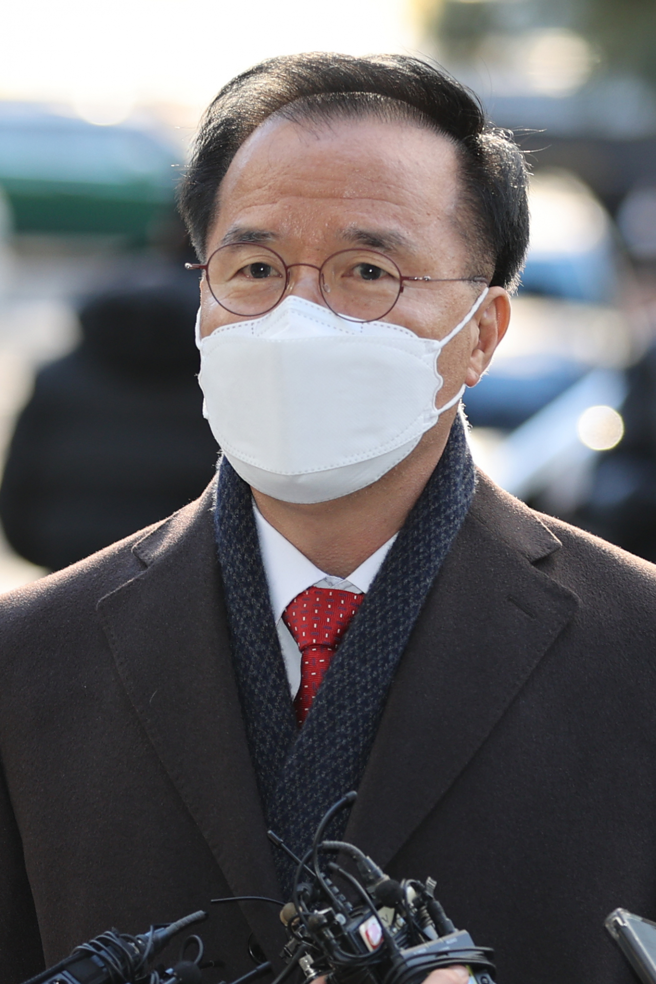 김광호 서울경찰청장이 지난 2일 오전 서울 마포구 서울경찰청 이태원 참사 특별수사본부 앞에서 피의자 조사 출석 전 취재진과 질의응답하고 있다. [연합]