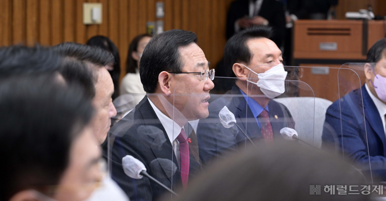 주호영 국민의힘 원내대표가 6일 오전 서울 여의도 국회에서 열린 원내대책회의에 참석하고 있다. 이상섭 기자