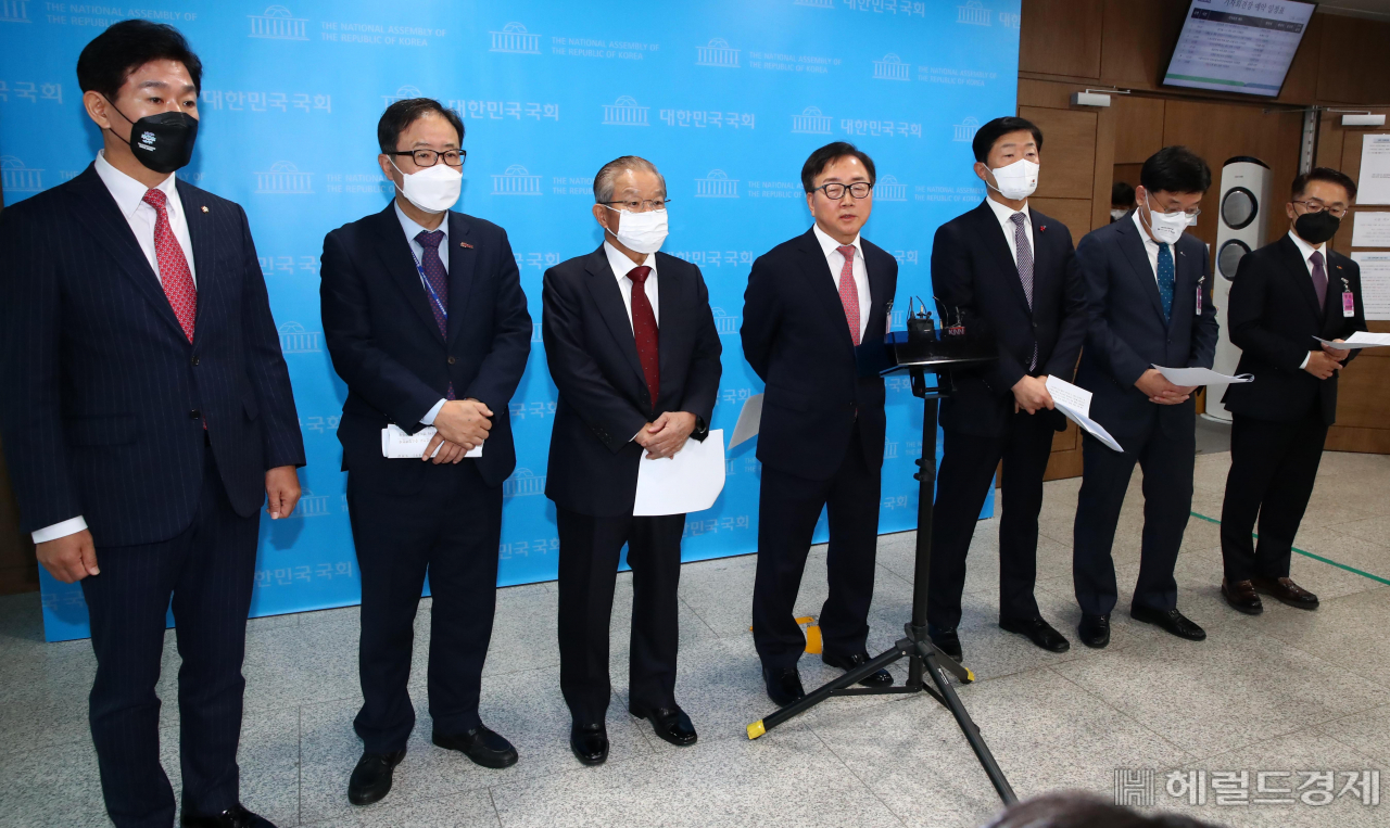 이동근 경총 부회장이 6일 오전 서울 여의도 국회 소통관에서 '노동조합 및 노동관계조정법 개정안’(일명 노란봉투법)과 관련 반대 기자회견을 마치고 기자들의 질문에 답변을 하고 있다. 이상섭 기자