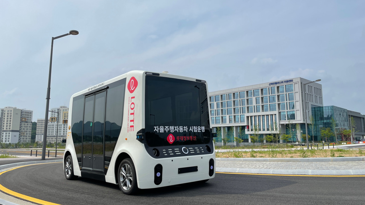 롯데정보통신이 강원도 강릉시 도심과 관광지를 연결하는 관광 특화형 자율주행 서비스에 나선다. 사진은 롯데정보통신의 율주행 차량. [롯데정보통신 제공]