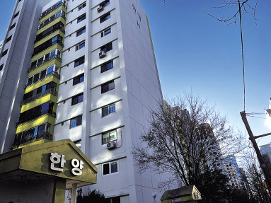 서울 여의도 한양아파트가 기존 50층에서 4개층을 높여 최고 54층으로 재건축된다. 서울시는 연내 신속통합기획 정비계획안을 확정한다. 사진은 여의도 한양아파트의 모습. 박자연 기자