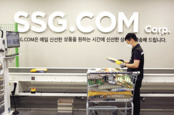 이커머스 업체들은 12월을 기점으로 수수료를 인상하고, 물류·배송권역을 올해 안에 축소하기로 했다. 사진은 고마진 뷰티 상품 강화에 나선 컬리(위)와 내년부터 수도권 중심 새벽배송을 시행하기로 결정한 SSG닷컴. [컬리·SSG닷컴 제공]