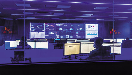 SK쉴더스 통합 보안 관제센터 ‘시큐디움 센터(Secudium Center)’에서 구성원이 근무하고 있는 모습. [SK쉴더스 제공]