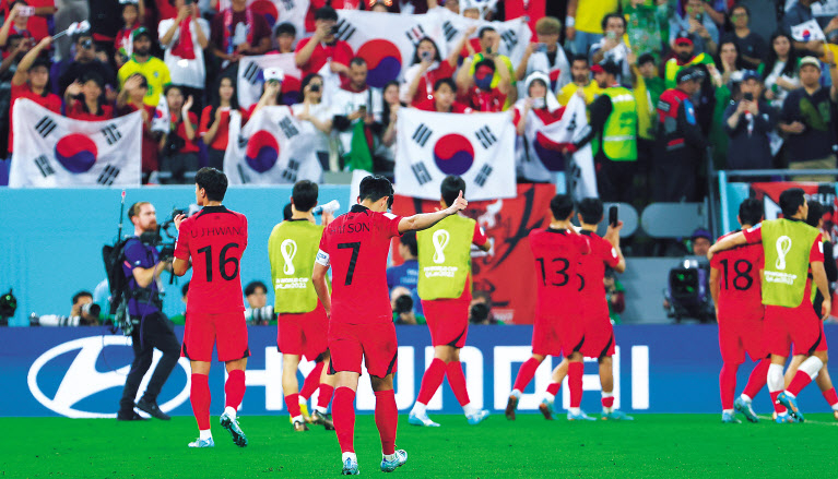 6일 오전(한국시간) 카타르 도하 974 스타디움에서 열린 2022 카타르 월드컵 16강전 한국과 브라질 경기. 1-4로 패해 8강 진출에 실패한 한국 대표팀의 손흥민이 브라질 골키퍼 알리송 베커의 위로를 받은 뒤 엄지손가락을 치켜세우며 답례하고 있다. [연합]