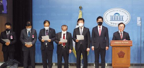 이동근 경총 부회장이 6일 오전 서울 여의도 국회 소통관에서 ‘노동조합 및 노동관계조정법 개정안’(일명 노란봉투법)과 관련 반대 기자회견을 하고 있다. 이호준(왼쪽부터) 중견련 부회장, 정만기 한국무역협회 부회장, 정윤모 중기중 부회장, 권태신 전경련 부회장, 우태희 대한상의 부회장, 이주환 의원, 이동근 경총 부회장. 이상섭 기자