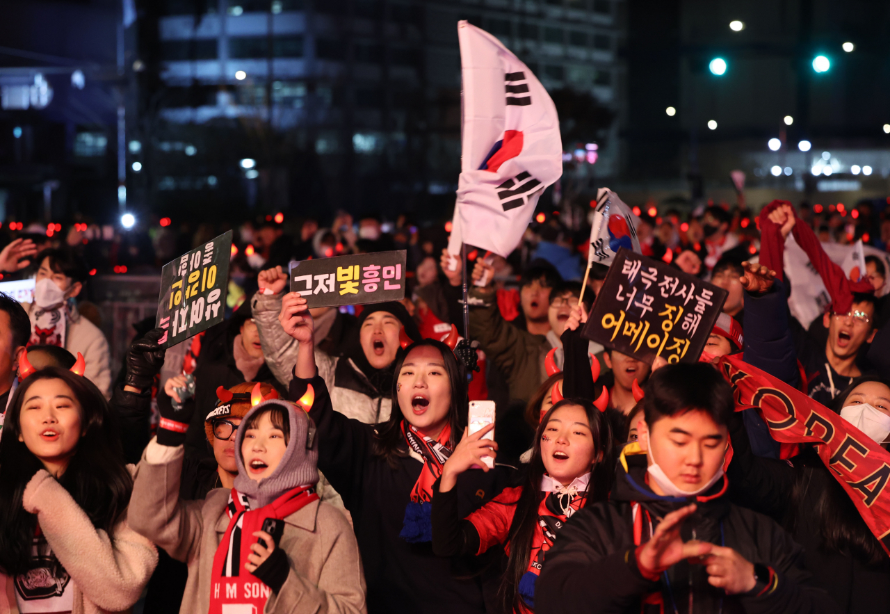 2022 카타르 월드컵 16강 한국과 브라질의 경기가 열린 6일 오전 서울 종로구 광화문 광장에 붉은 악마들이 응원을 하고 있다. 연합뉴스