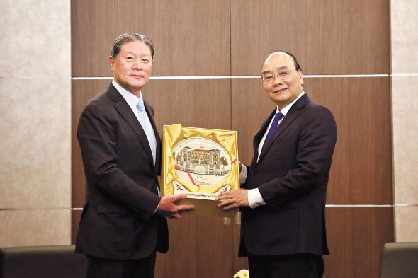 서울 소공동 롯데호텔에서 GS건설 최고경영진이 베트남 정부 관계자들과 경제협력방안을 논의한 후 허명수(왼쪽) GS건설 상임고문과 응우옌 쑤언 푹 베트남 국가주석이 기념촬영을 하고 있다. [GS건설 제공]