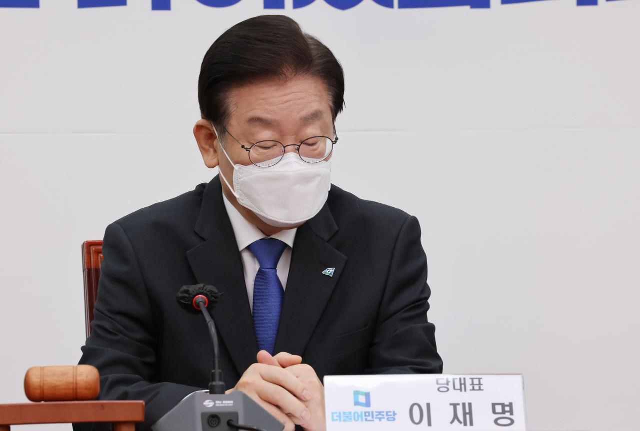 이재명 더불어민주당 대표가 지난 5일 국회에서 열린 최고위원회에서 눈을 감고 생각에 잠겨있다. [연합]