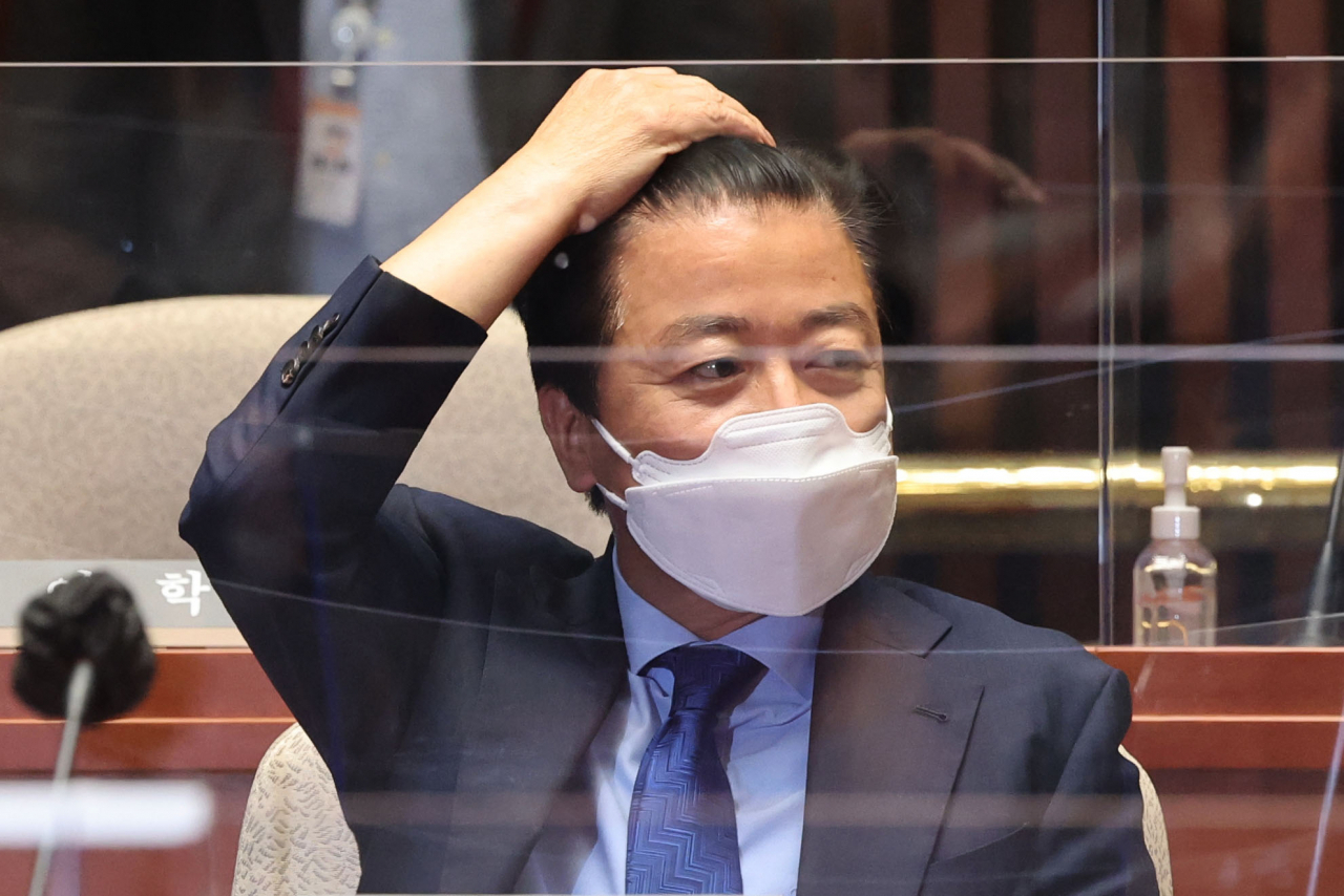 더불어민주당 노웅래 의원이 22일 국회에서 열린 의원총회에 참석해 자리에 앉아 있다. 연합뉴스
