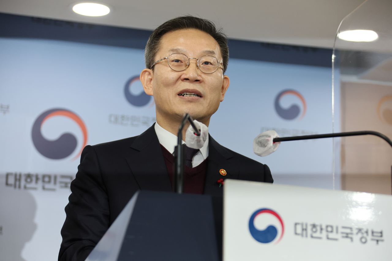 이종호 과학기술정보통신부 장관이 6일 정부서울청사 브리핑실에서 SK C&C 판교데이터센터 화재 및 카카오, 네이버 등 부가통신서비스 장애에 대한 조사 결과를 발표하고 있다. [연합]
