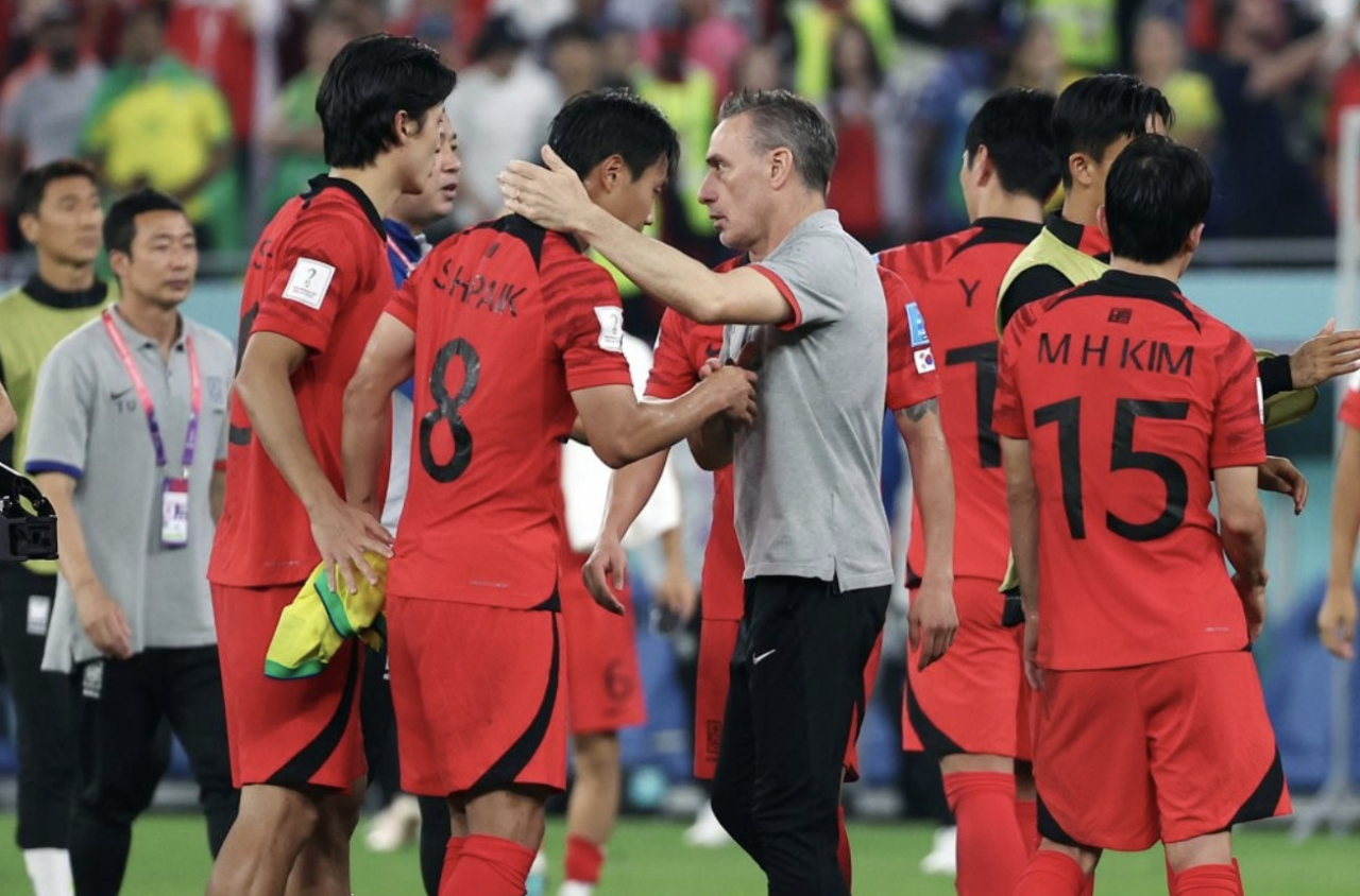 6일 오전(한국시간) 카타르 도하 974스타디움에서 열린 '2022 카타르월드컵' 16강전 한국과 브라질 경기. 1-4로 패해 8강 진출에 실패한 한국대표팀의 파울루 벤투 감독이 백승호, 조규성 등 선수들을 격려하고 있다. [연합]