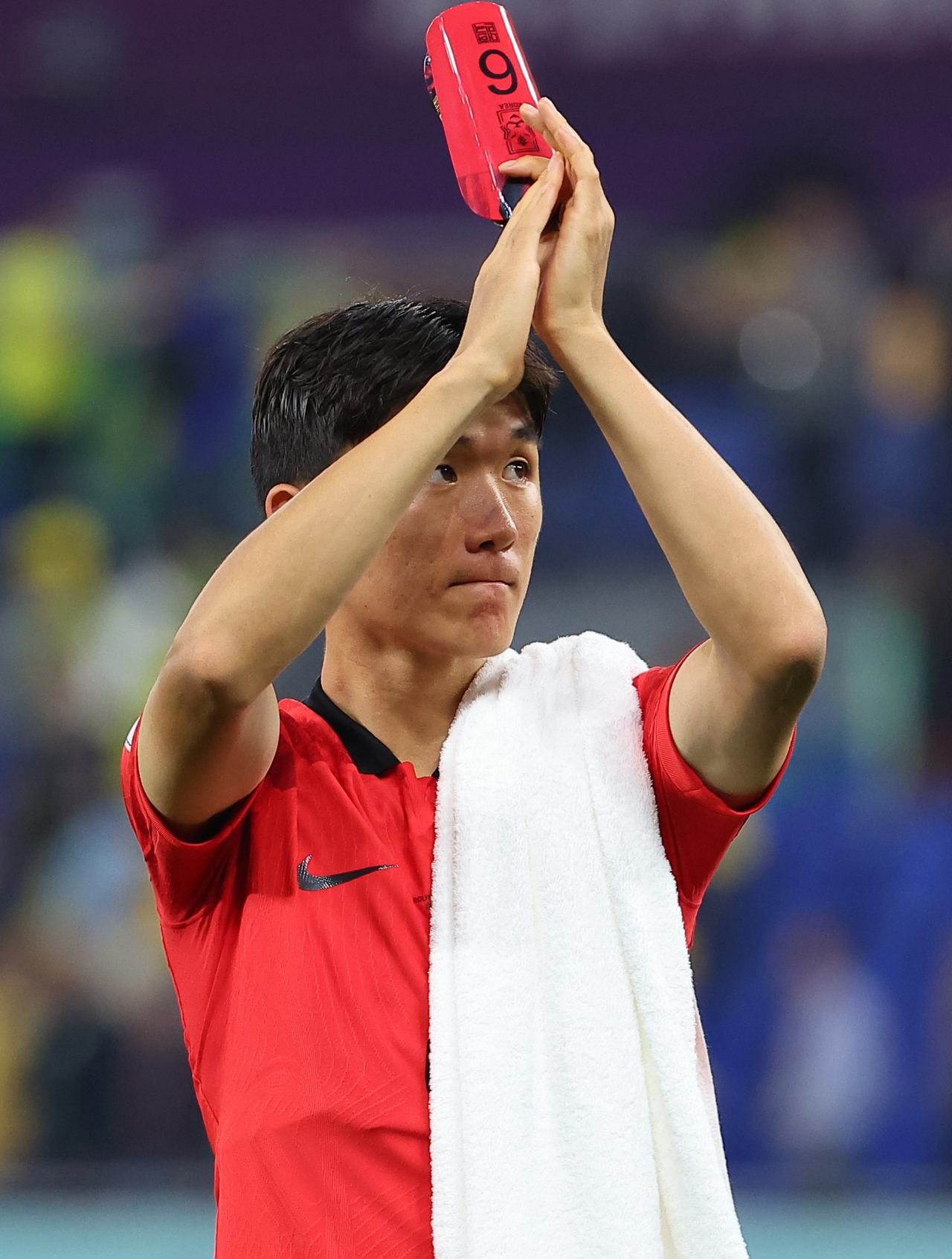 6일(한국시간) 카타르 도하 974 스타디움에서 열린 2022 카타르 월드컵 16강전 대한민국과 브라질의 경기에서 1-4로 패한 대표팀 황인범이 팬들에게 인사하고 있다. [연합]