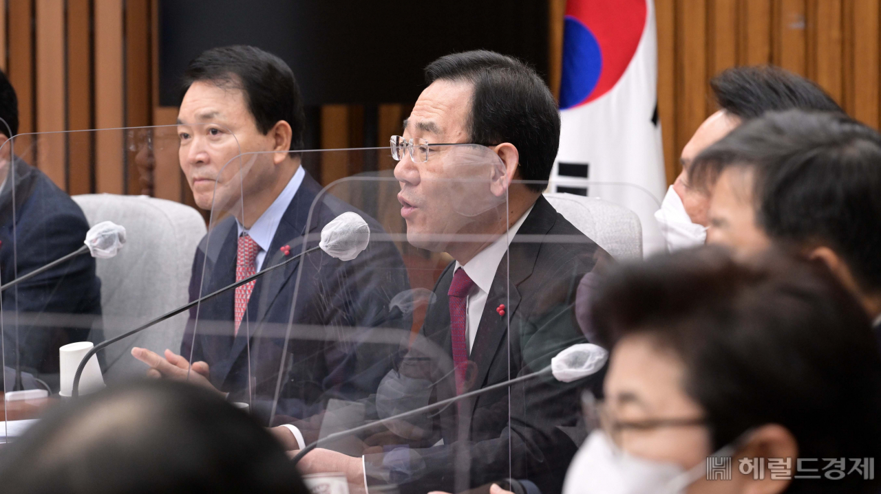 주호영 국민의힘 원내대표가 6일 오전 서울 여의도 국회에서 열린 원내대책회의에 참석하고 있다. 이상섭 기자