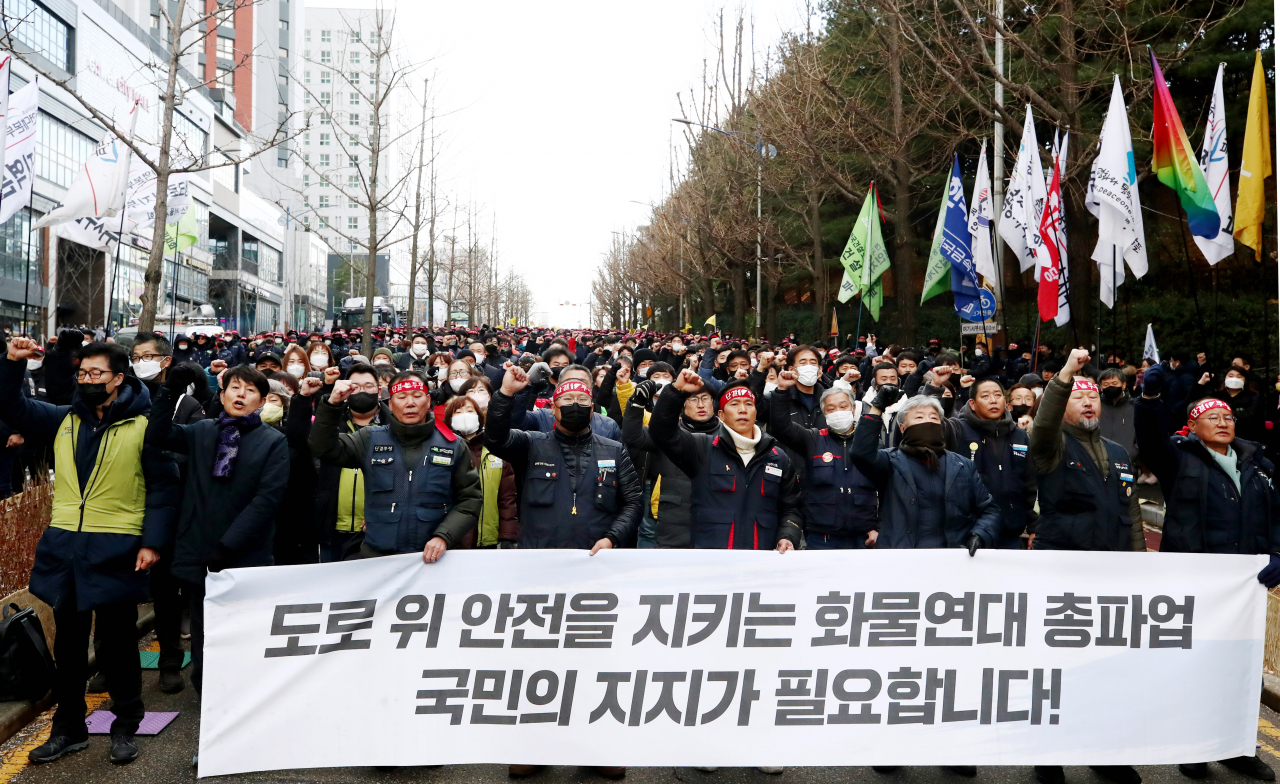 전국민주노동조합총연맹 공공운수노조 화물연대본부(화물연대) 총파업 13일째인 6일 오후 인천시 남동구 인천시청 앞에서 민주노총 인천지역본부가 총파업·총력투쟁대회를 열고 있다. [연합]