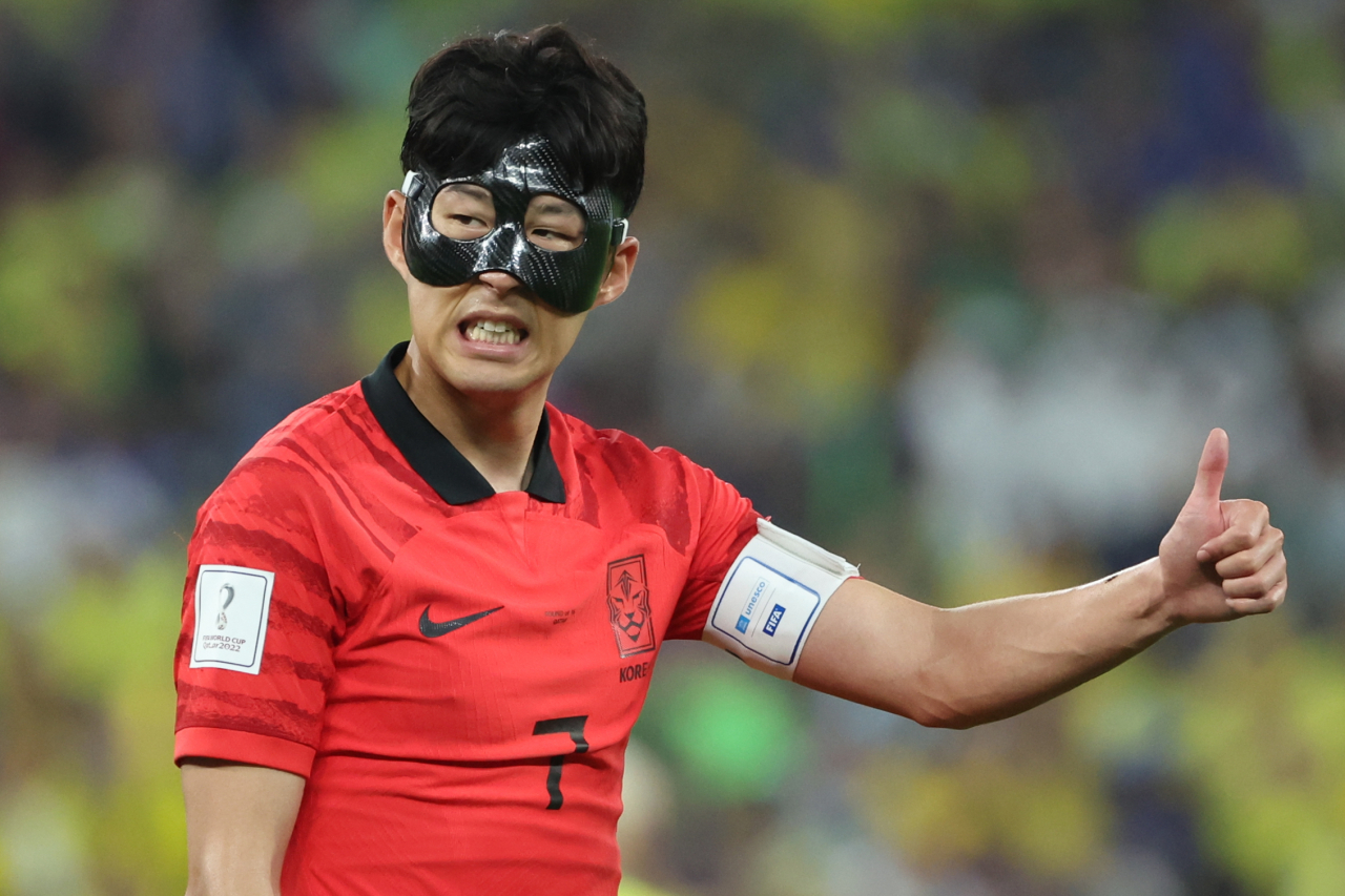 6일(한국시간) 카타르 도하 974스타디움에서 열린 2022 카타르 월드컵 16강전 대한민국과 브라질의 경기. 축구대표팀의 손흥민이 최선을 다하는 선수들을 향해 손가락을 치켜들고 있다. [연합]