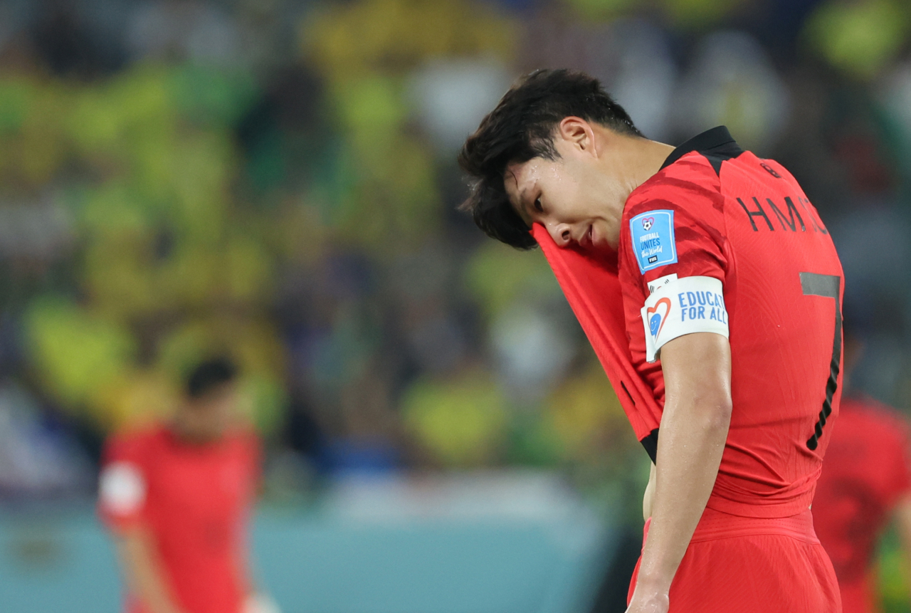 6일(한국시간) 카타르 도하 974스타디움에서 열린 2022 카타르 월드컵 16강전 대한민국과 브라질의 경기. 대표팀 손흥민이 경기 도중 땀을 닦고 있다. [연합]