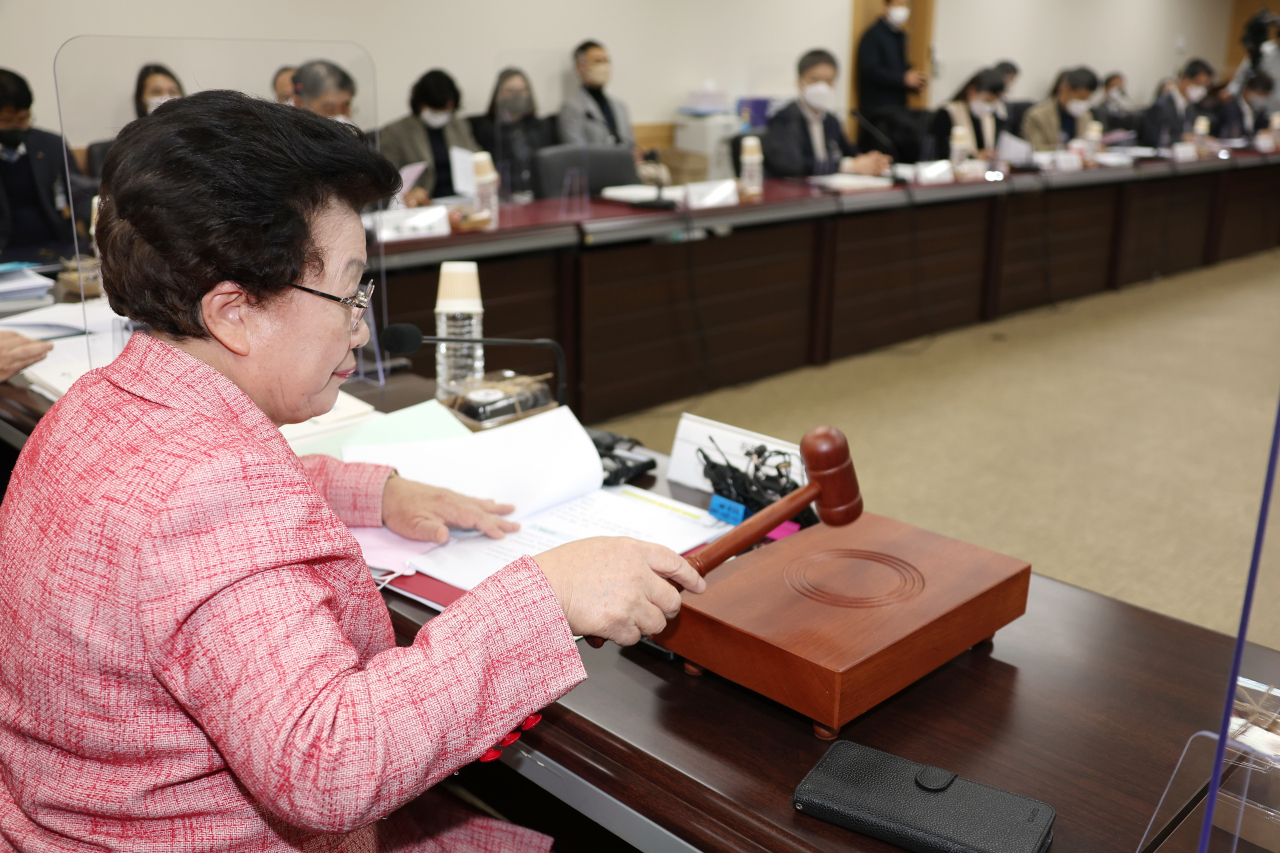 이배용 국가교육위원회 위원장이 지난 6일 정부서울청사에서 열린 국가교육위원회 제4차 회의에서 의사봉을 두드리고 있다.[연합]