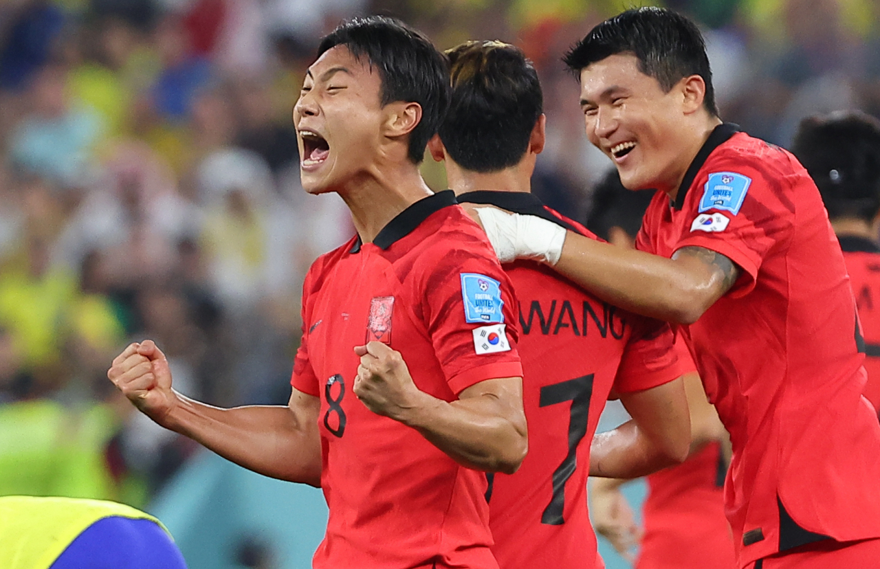 6일(한국시간) 카타르 도하 974 스타디움에서 열린 2022 카타르 월드컵 16강전 대한민국과 브라질의 경기. 대표팀 백승호가 골을 넣은 뒤 포효하고 있다. [연합]