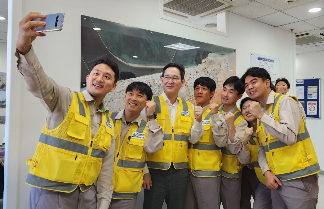 이재용 삼성전자 회장이 삼성물산 참여하는 UAE 바라카 원전 프로젝트 건설 현장을 방문해 직원들과 기념사진을 촬영하고 있다. [삼성전자 제공]