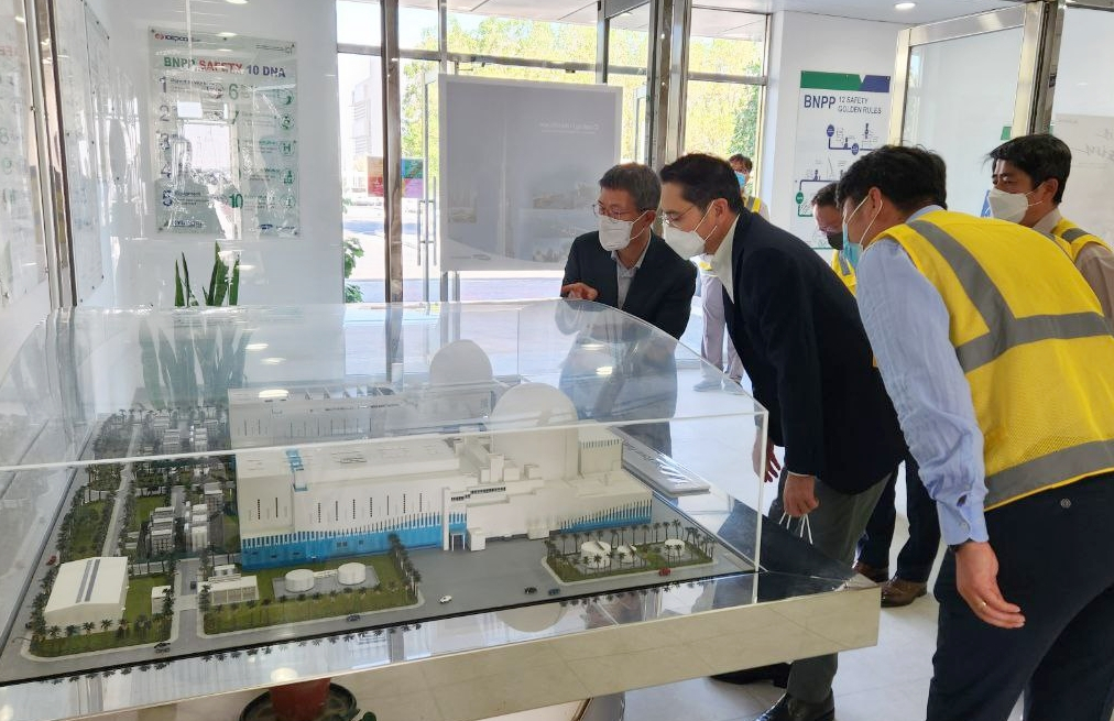 이재용 삼성전자 회장이 삼성물산 참여하는 UAE 바라카 원전 프로젝트 건설 현장에서 모형도를 보며 설명을 듣고있다. [삼성전자 제공]