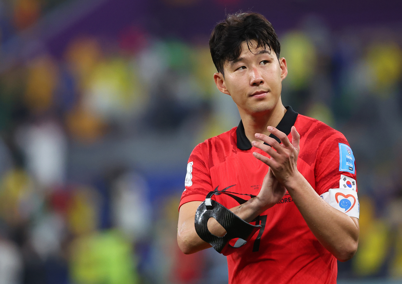 6일(한국시간) 카타르 도하 974 스타디움에서 열린 2022 카타르 월드컵 16강전 대한민국과 브라질의 경기가 끝난 뒤 손흥민이 팬들에게 인사하며 경기장을 나서고 있다. [연합]
