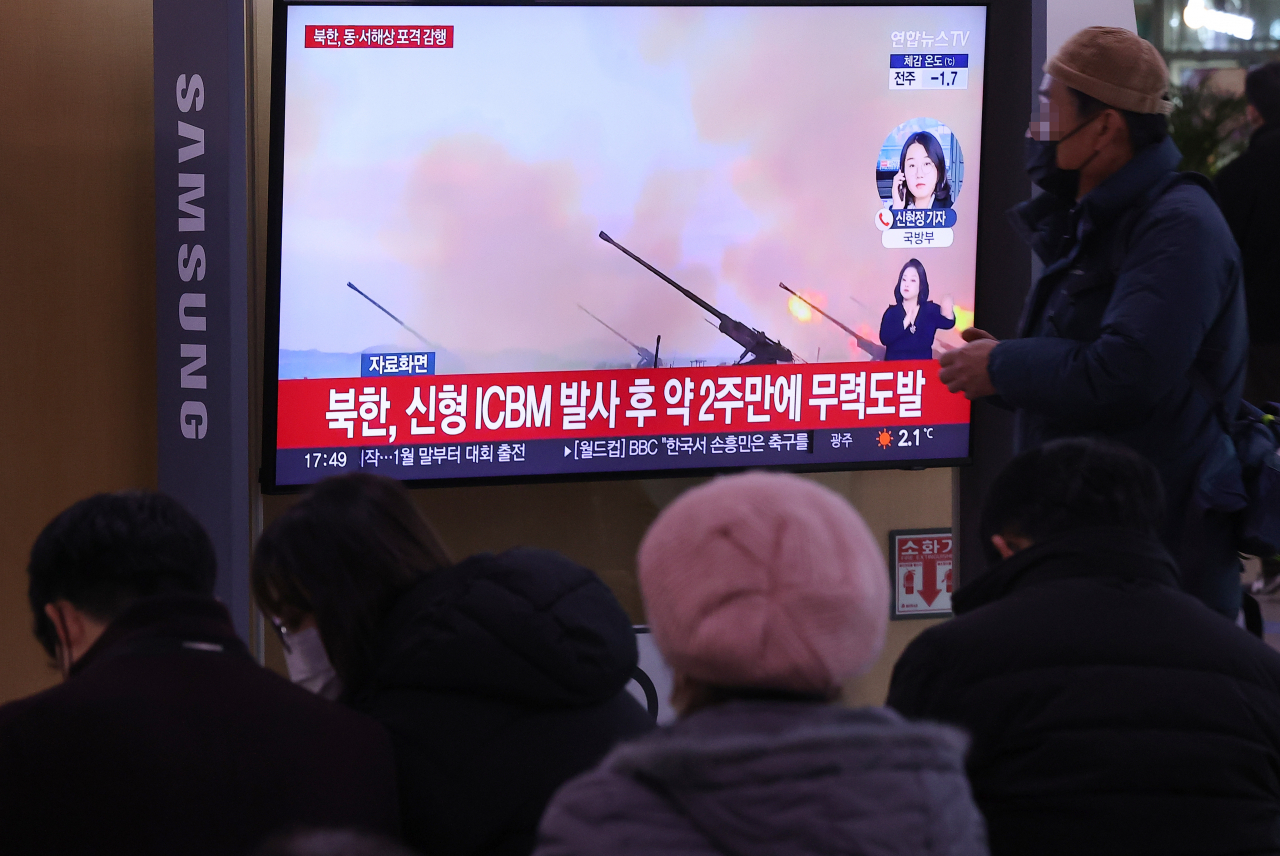북한이 동·서해상의 9·19 남북군사합의로 설정된 해상완충구역에 130여 발의 포탄 사격을 가했다고 합동참모본부가 밝힌 5일 오후 서울역 대합실에서 시민들이 관련 보도를 보고 있다. 북한의 포병 사격은 지난달 3일 강원 금강군 일대에서 동해상 9·19 군사합의에 따른 완충구역 내부로 80여 발을 쏜 이후 약 한 달 만이다. [연합]