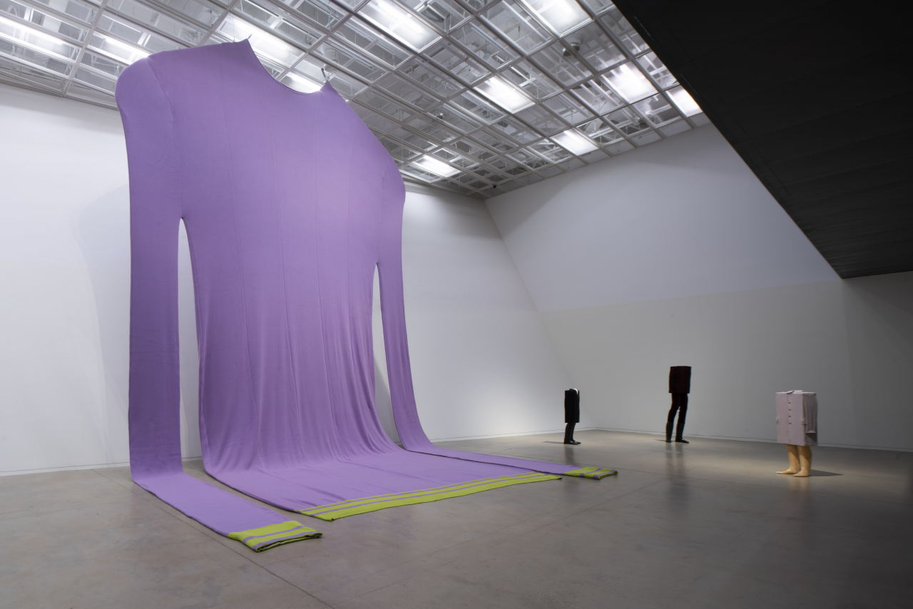 에르빈 브룸, 사순절 천(Lent Cloth), 2020, Metal, wool, 1100 x 750 x 5 cm, 수원시립미술관 설치 전경 [사진=수원시립미술관]