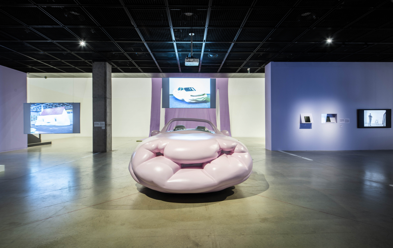 에르빈 브룸, 팻 컨버터블 (팻카) 2019 알루미늄,주물,래커 133 x 240 x 430 cm [사진=수원시립미술관]