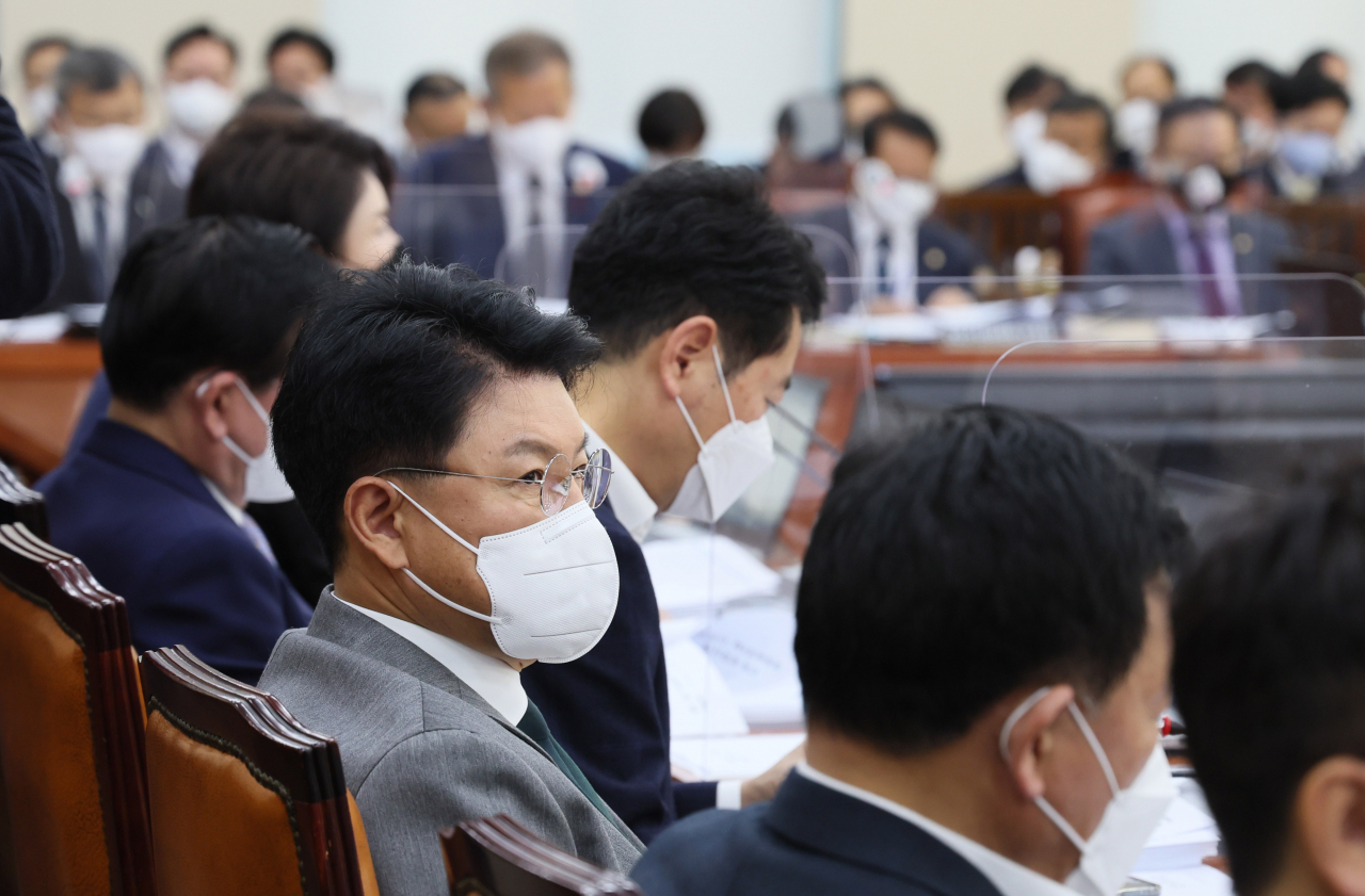 장제원 국민의힘 의원이 1일 오전 국회에서 열린 행정안전위원회 전체회의에서 기본소득당 용혜인 의원의 집시법 개정안 관련 토론을 듣고 있다. [연합]