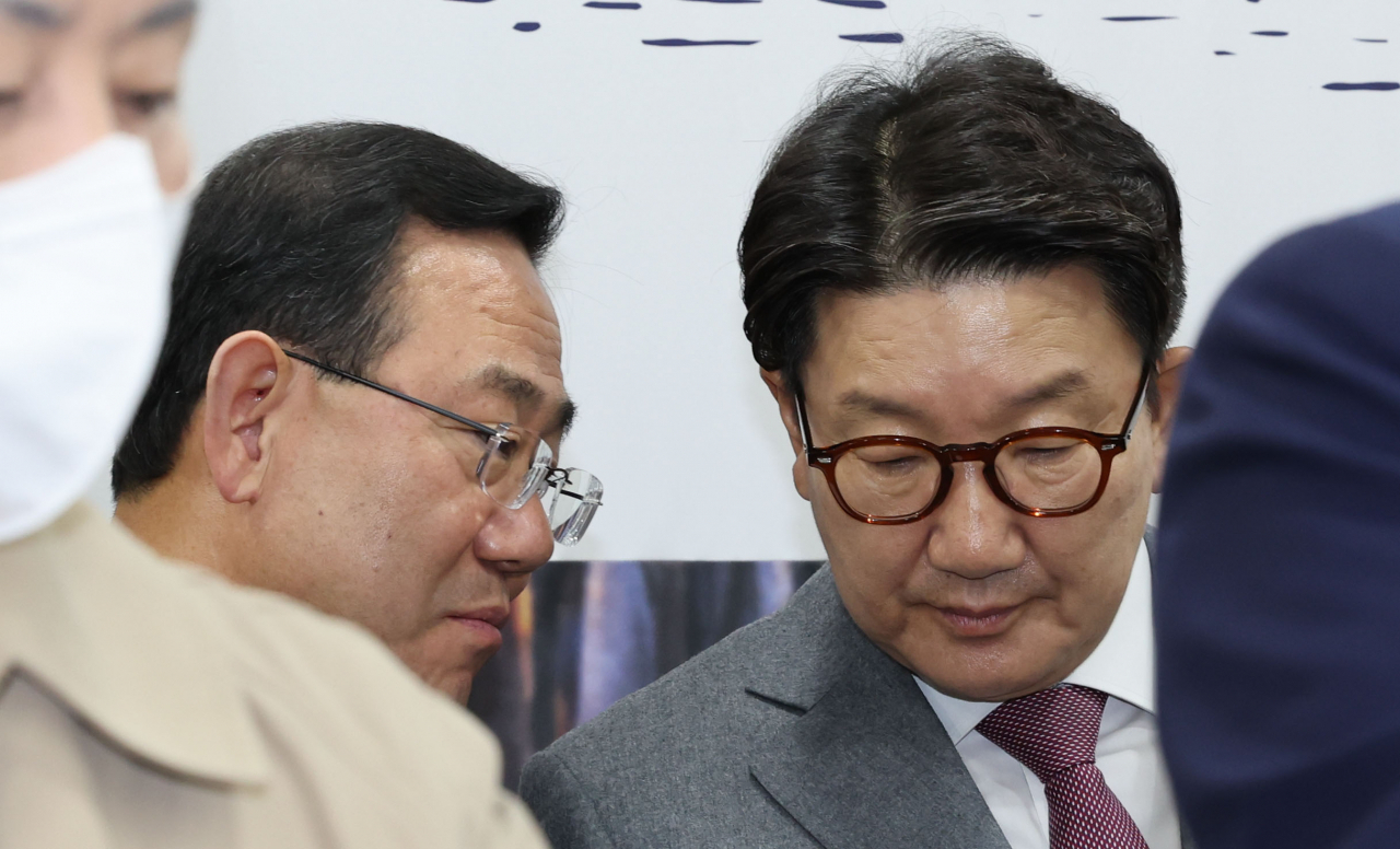 국민의힘 주호영 원내대표(왼쪽)와 권성동 의원이 29일 오전 서울 여의도 국회 의원회관에서 열린 '2022 포항 구룡포 과메기 홍보행사'에서 이야기를 나누고 있다. 연합뉴스