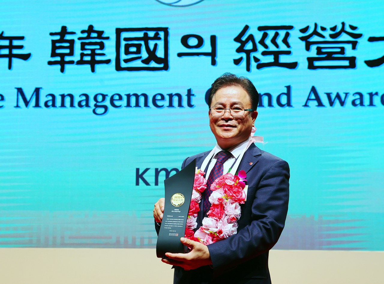 NS홈쇼핑이 6일 신라호텔에서 열린 2022 한국의경영대상 시상식에서 ‘지속가능경영부문 종합대상’을 비롯 ‘최고경영자상’까지 수상했다. 시상식에 참석한 조항목 NS홈쇼핑 대표이사.[NS홈쇼핑 제공]