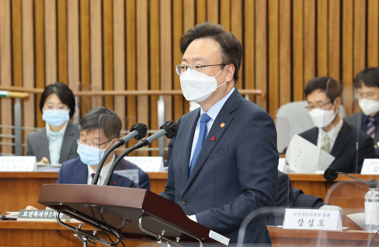 조규홍 보건복지부 장관이 6일 오후 서울 여의도 국회에서 열린 연금개혁특별위원회에서 업무보고를 하고 있다. [연합]