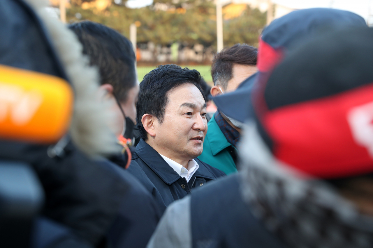 원희룡 국토교통부 장관이 지난 6일 경북 포항시 남구 오천읍 포항철강산업단지 내 민주노총 공공운수노조 화물연대본부(화물연대) 포항지역본부의 총파업(운송거부) 천막 농성장에서 화물연대 지도부와 협의하기 위해 들어가고 있다. [연합]