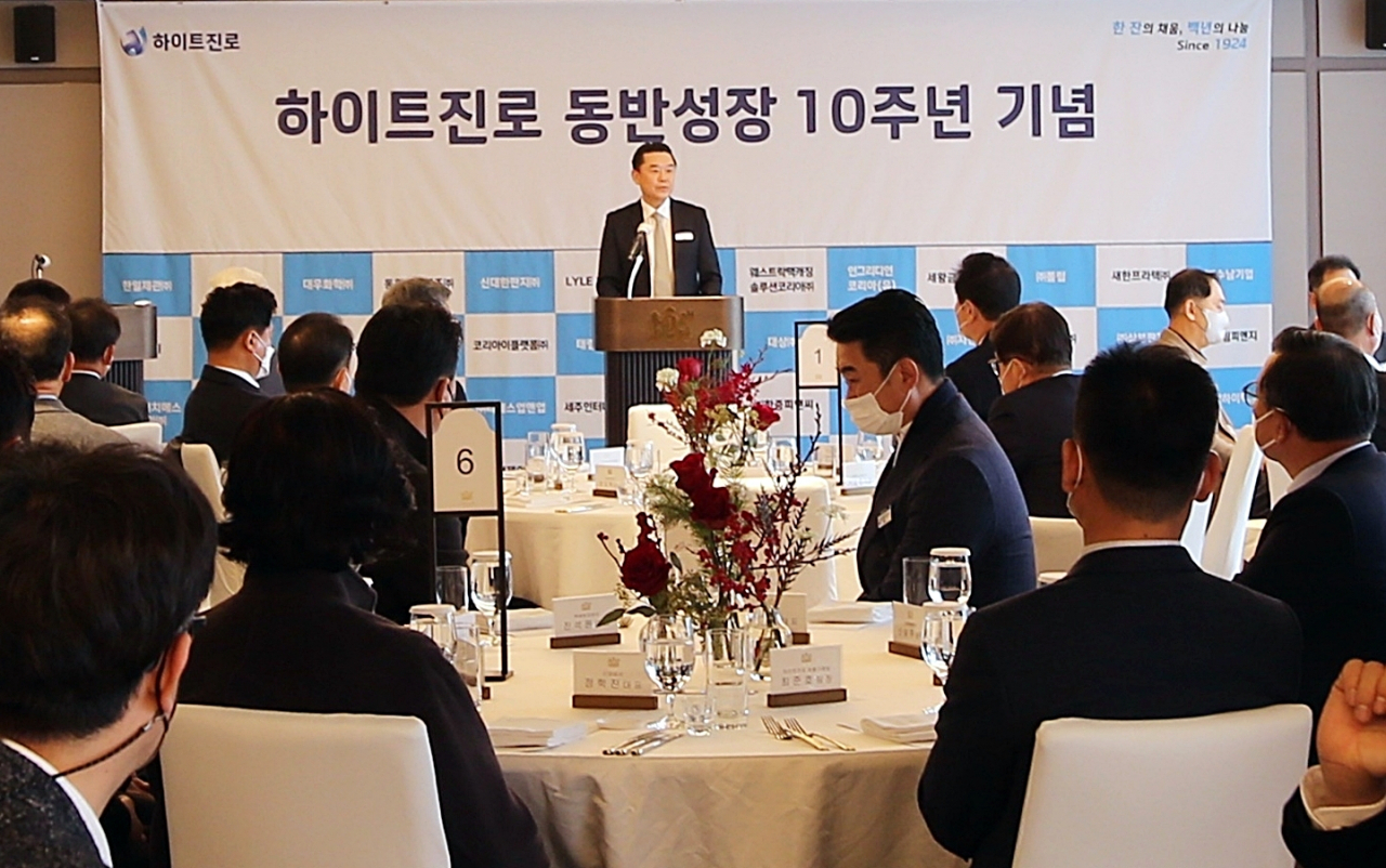 하이트진로는 6일 서울 강남구 역삼동 조선팰리스 서울 강남에서 동반성장·상생협력 10주년 기념 오찬 행사를 진행했다. 김인규 하이트진로 대표가 동반성장·상생협력 선포 10주년을 기념한 오찬 행사에서 인사말을 하고 있다.[하이트진로 제공]