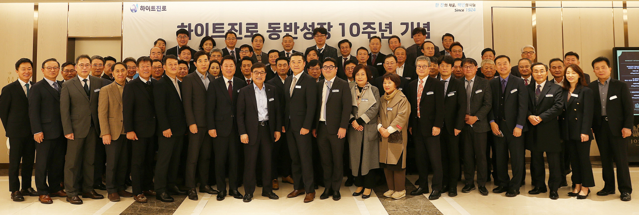 하이트진로는 6일 서울 강남구 역삼동에 위치한 조선팰리스 서울 강남에서 동반성장·상생협력 10주년 기념 오찬 행사를 진행했다. 행사에는 김인규 하이트진로 대표 외 70여명의 협력사 임직원들이 참석했다. 기념촬영 모습. [하이트진로 제공]