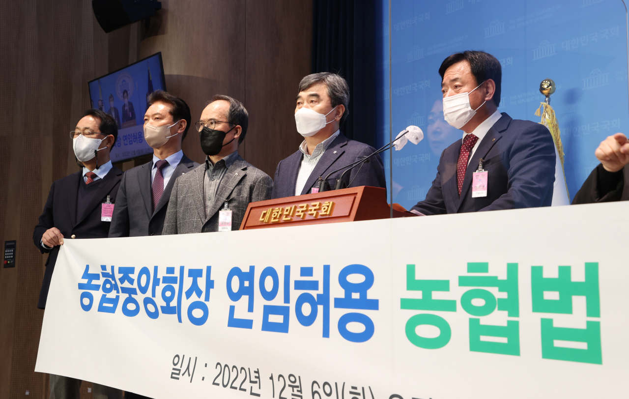 전국 농축협 조합장들이 지난 6일 서울 영등포구 국회 소통관에서 농협중앙회장 연임제 도입 관련 농협법 개정 촉구 기자회견을 하고 있다. 왼쪽부터 조재열 김포파주인삼농협 조합장, 서정태 진동농협 조합장, 서영교 운봉농협 조합장, 남정순 영주농협 조합장, 염규종 수원농협 조합장. [연합]