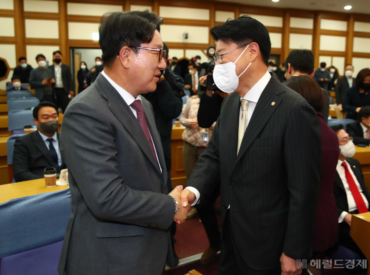 국민의힘 친윤(친윤석열)계 의원들의 공부 모임인 ‘국민공감’이 7일 오전 서울 여의도 국회의원회관 제1소회의실에서 첫 모임을 가진 가운데 권성동 의원과 장재원 의원이 악수를 하고 있다. 이상섭 기자