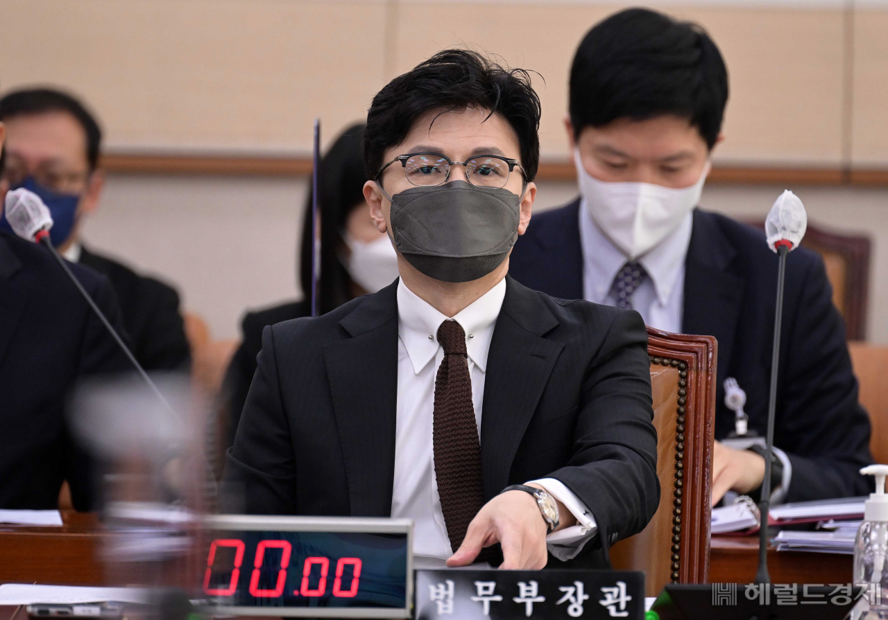 한동훈 법무부 장관이 7일 오전 서울 여의도 국회에서 열린 법제사법위원회 전체회의에 참석해 자리에 앉아 있다. 이상섭 기자