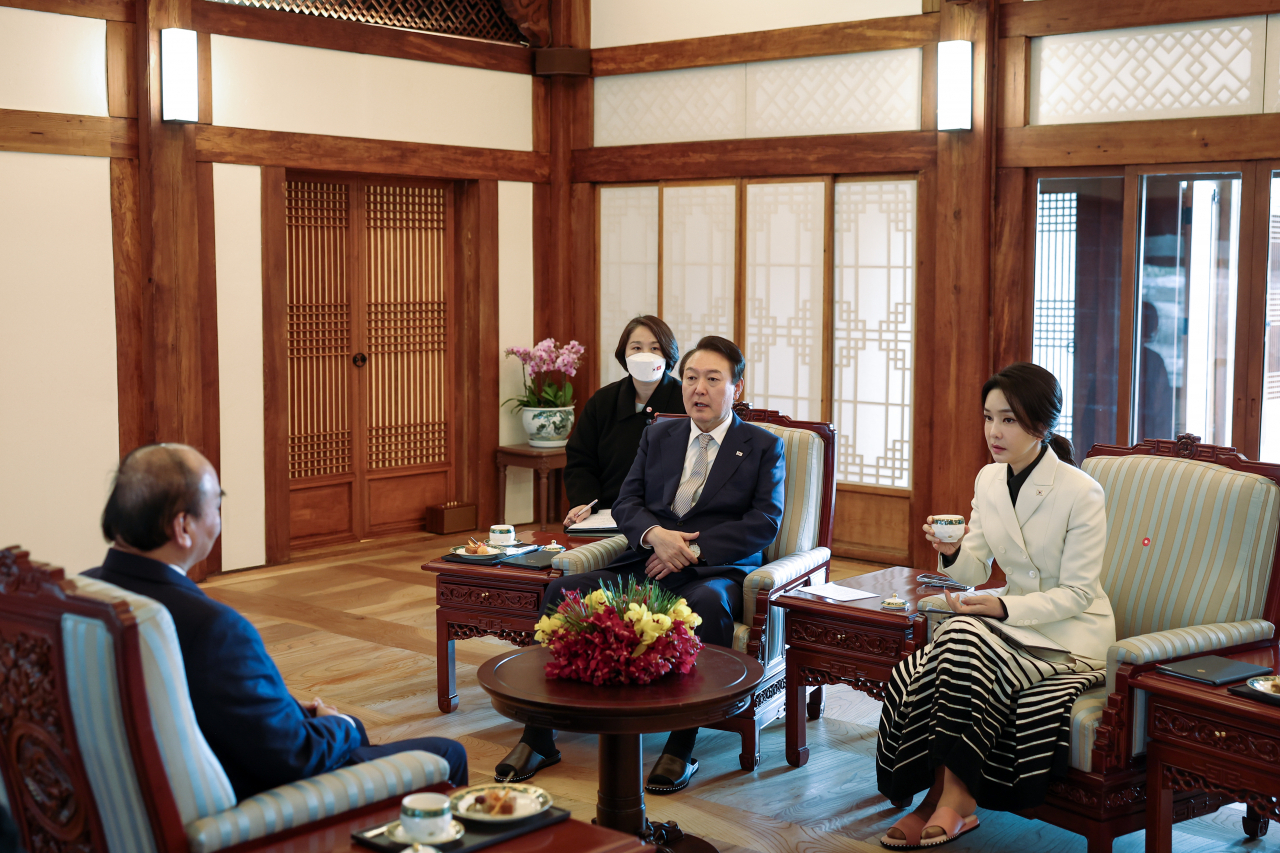 윤석열 대통령과 김건희 여사가 6일 오후 청와대 상춘재에서 응우옌 쑤언 푹 베트남 국가주석과 차담을 하고 있다. 연합뉴스
