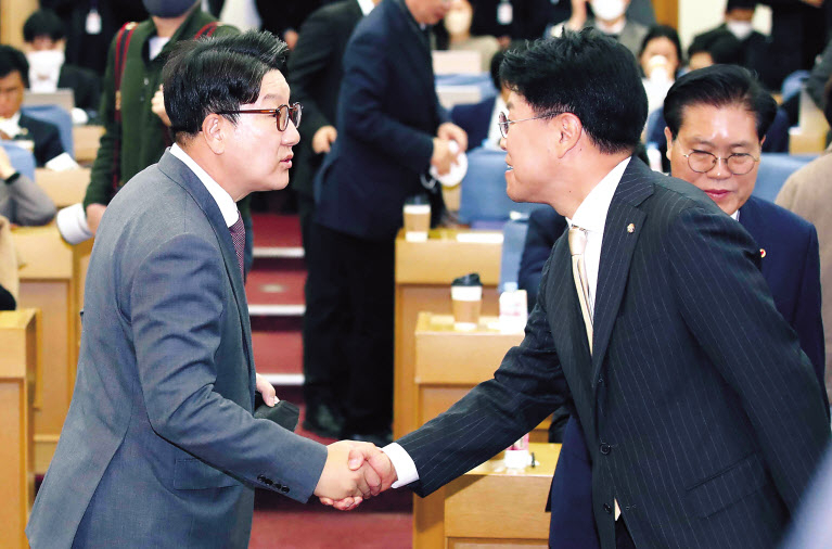 국민의힘 친윤(친윤석열)계 의원들이 주축이된 공부 모임인 ‘국민공감’이 7일 오전 국회 의원회관에서 출범한 가운데, 권성동(왼쪽) 의원과 장제원 의원이 악수를 하고 있다. 이상섭 기자