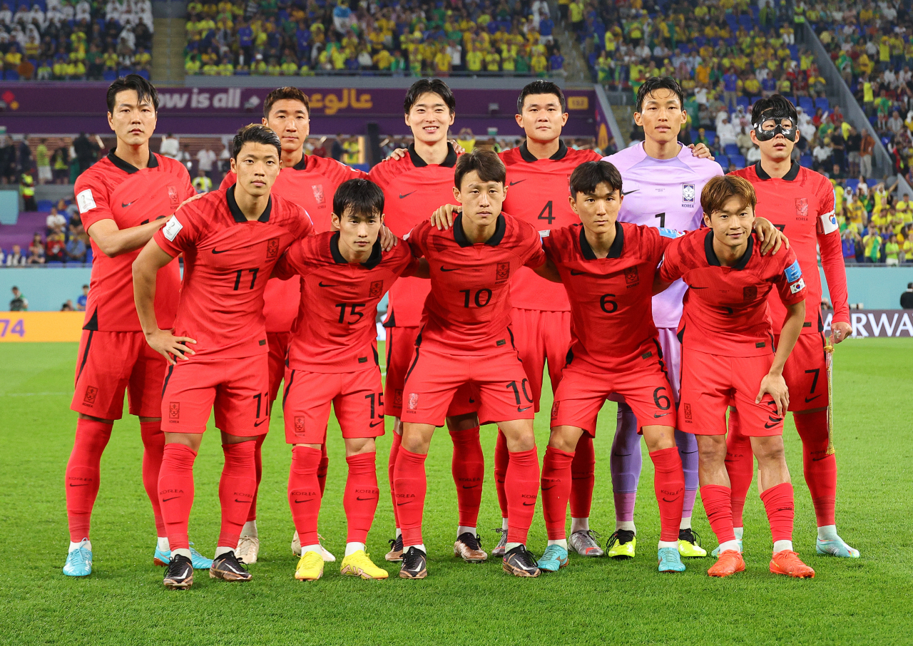 6일(한국시간) 카타르 도하 974 스타디움에서 열린 2022 카타르 월드컵 16강전 대한민국과 브라질의 경기. 대표팀 선수들이 경기 전 팀포토를 촬영하고 있다. [연합]