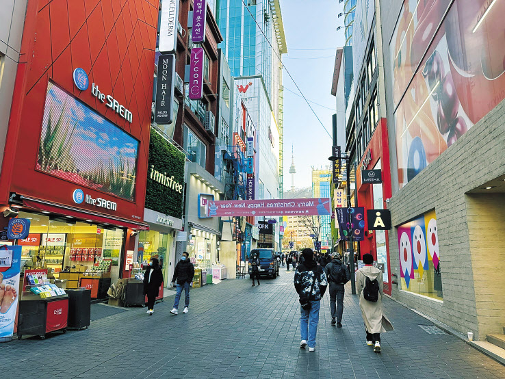 국내 최대 상권인 서울 명동 일대가 온기로 꿈틀대고 있다. 코로나19 팬데믹이 풍토병화하자 일본인 관광객 등이 돌아오면서다. 지난 3년간 치솟던 상가 공실률이 줄고 있고, 임대료도 코로나19 사태 이전의 40~50% 수준으로 올랐다는 게 공인중개사무소의 평가다. 내년 중국인 관광객까지 유입하면 상황은 더 나아진다는 기대가 많다. 신혜원 기자